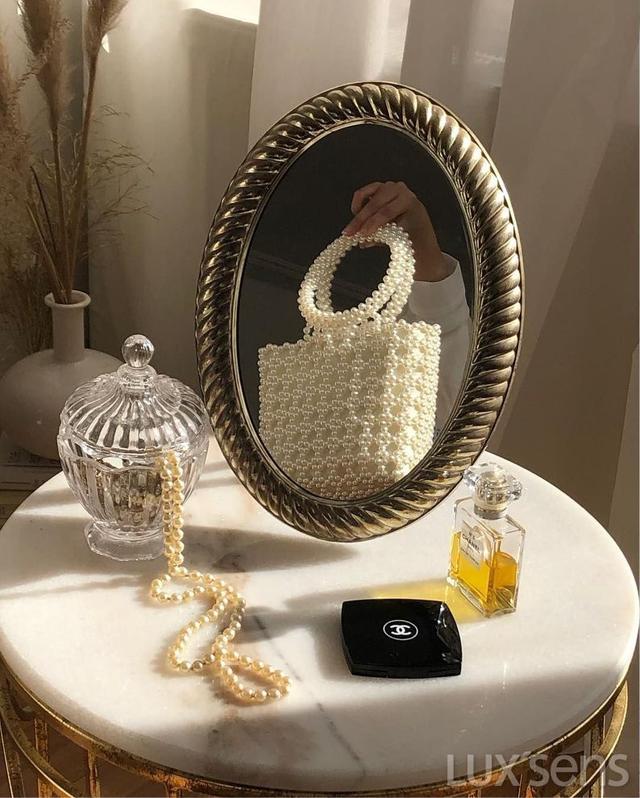 包包饰品拍照如何拍出高级感,出门旅游拍照百搭实用包包