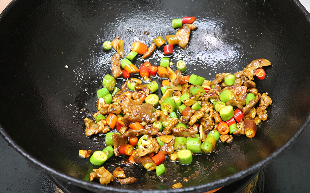 干锅土豆片土豆一炸就烂,香辣酥脆干锅土豆片