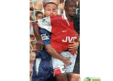 足球场上的尴尬搞笑事,足球场上那些啼笑皆非