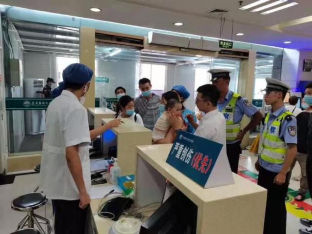 小孩误吞钉子4地交警接力护送,女童误吞塑料棒医生及时取出