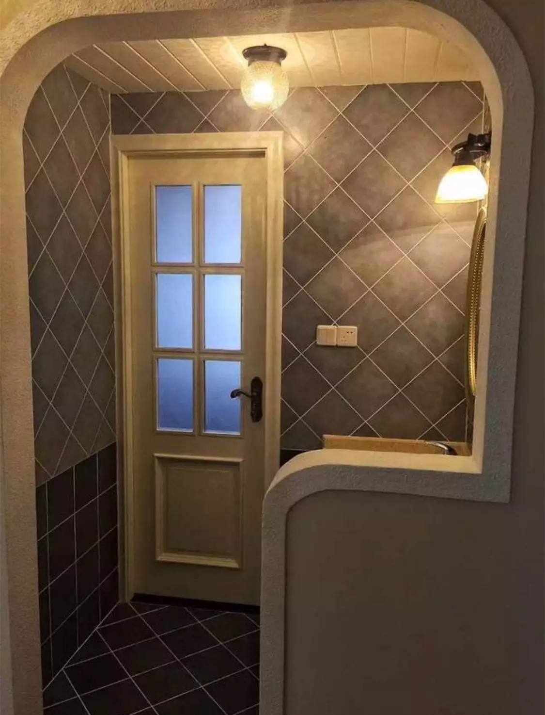 入户门对着客厅隔断墙怎么装修,入户门对着阳台隔断怎么做最便宜