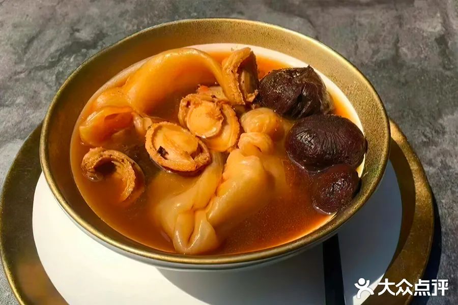 一口吃出巧克力和板栗味，黑蒜是啥“黑”料理圈粉这么多明星？