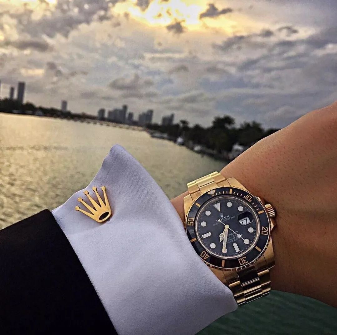 给西装加一条腰带,给西装加盘扣