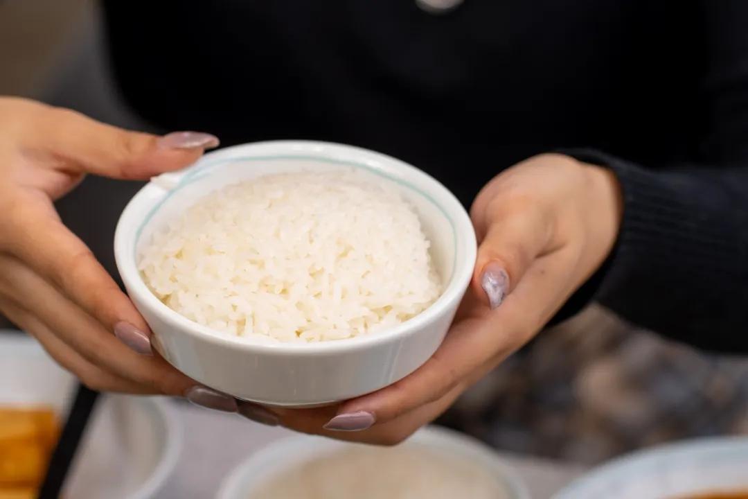 女生同行4.9折开吃！这家“网蓝”酸菜鱼店太“偏心”