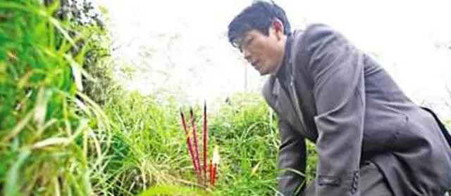 儿子去上坟，发现母亲坟后有大洞，钻进去有惊喜