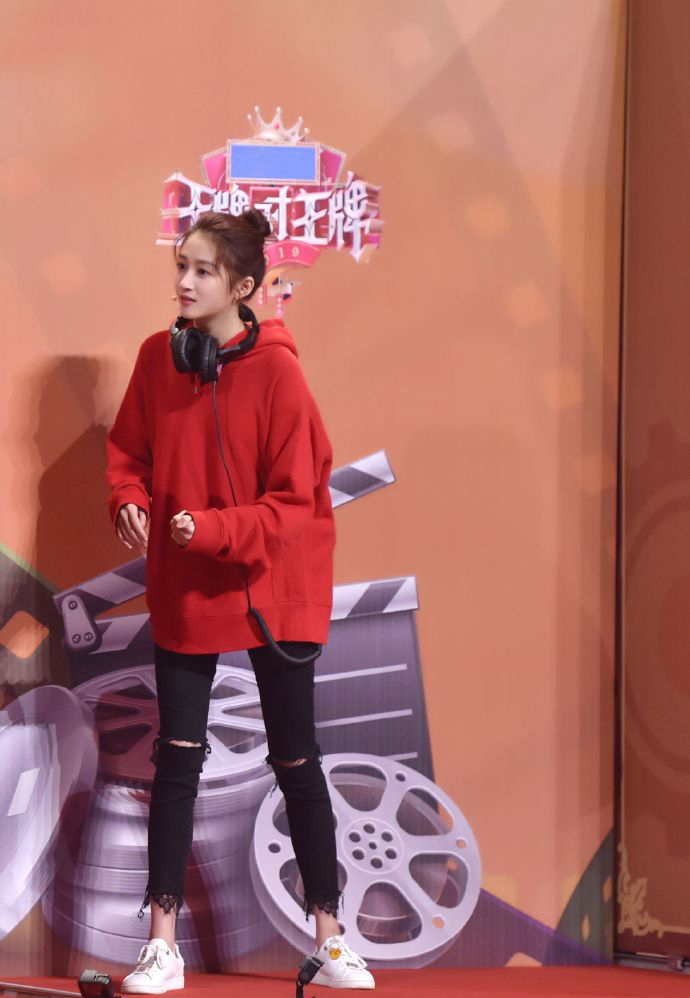 关晓彤穿着露肚脐可爱图片,关晓彤黑色露脐装