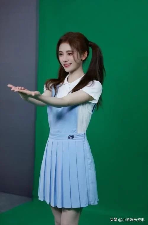 鞠婧祎杨超越丸子头,对比杨超越和鞠婧祎同穿蓝裙