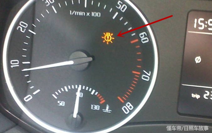 仪表盘亮起小灯泡感叹号什么意思,仪表灯泡标志亮是什么原因