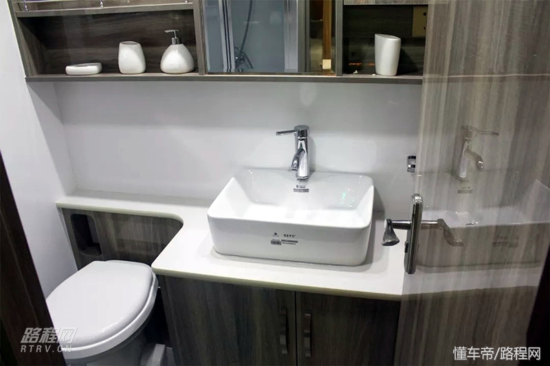 超级豪华8米双轴拖挂式房车,19.98万的皮卡房车