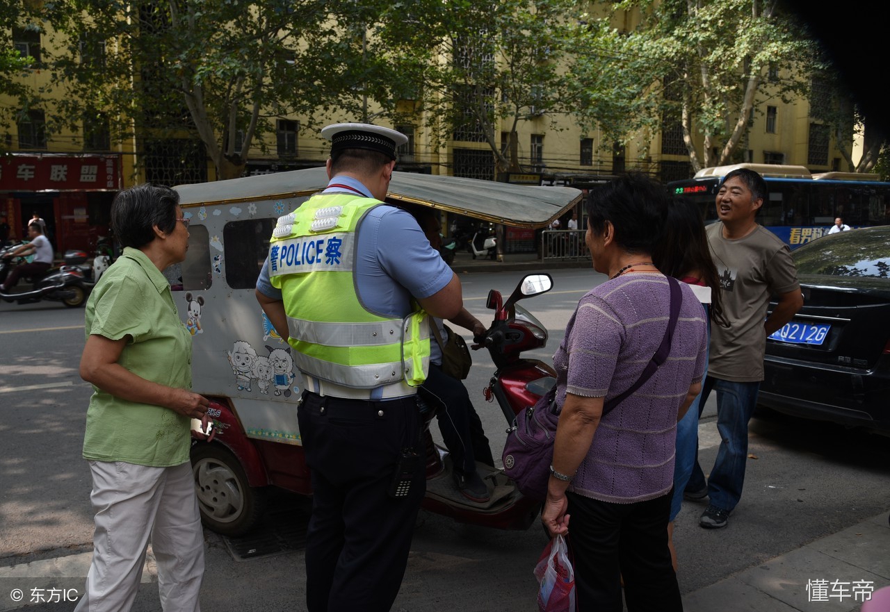 车辆会车发生小刮蹭逃逸怎么处理,开车碰到小刮擦事故如何快速处理