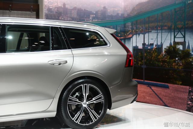 沃尔沃v60和奔驰c260l旅行车,沃尔沃v60旅行车2020低配款价钱