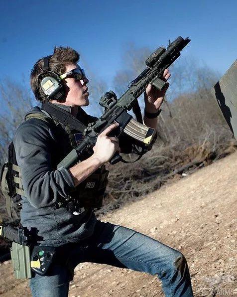 战术卢卡斯完整版,战术教父卢卡斯射击视频