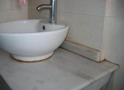 卫生间玻璃胶发黑怎么办,卫生间玻璃胶发黑怎么清洗