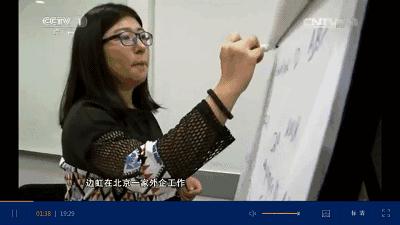 你知道躲在办公桌下挤奶有多尴尬么？没错我就是背奶妈妈！