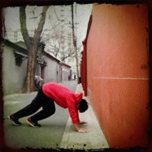 想学倒立走初学,想学倒立哪种倒立更容易学