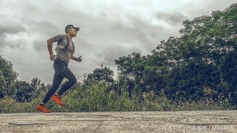 户外足控福利！在碎石路段飞奔近百公里后是种什么感受？