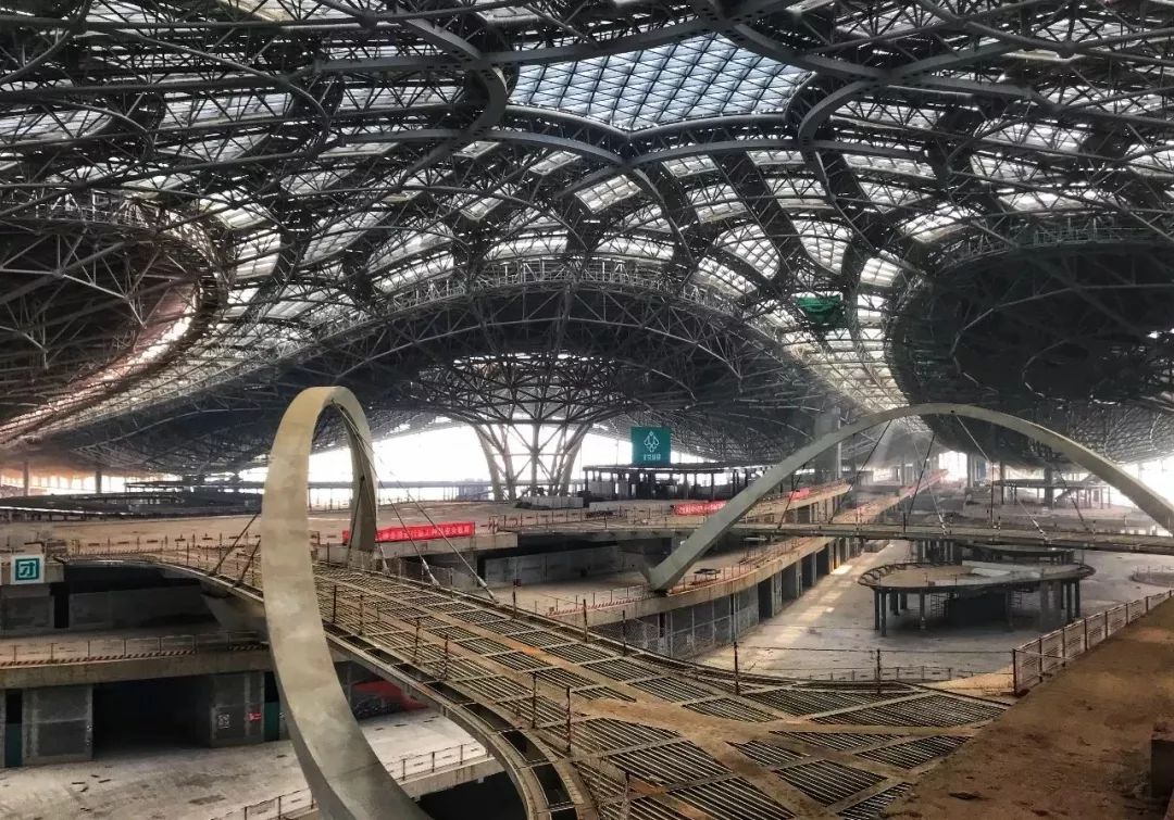 霉霉紫色香水广告,霉霉新mv里的香槟女