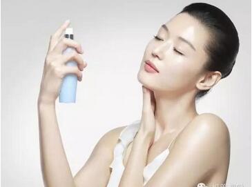 化妆脸上起皮浮粉卡粉怎么办,脸浮粉卡粉是什么原因造成的