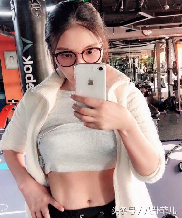 大嫂徐冬冬新年晒照蜂腰抢镜,大嫂徐冬冬依然霸气侧漏