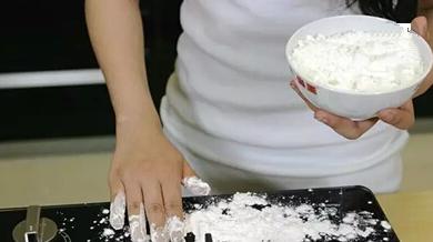 燃气灶下面有油渍滴下来了怎么办,煤气灶灶台油渍怎么清洗