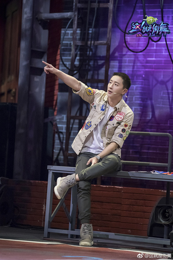 七岁小孩跳街舞很酷的感觉 (小孩喜欢跳的街舞又简单又好玩)