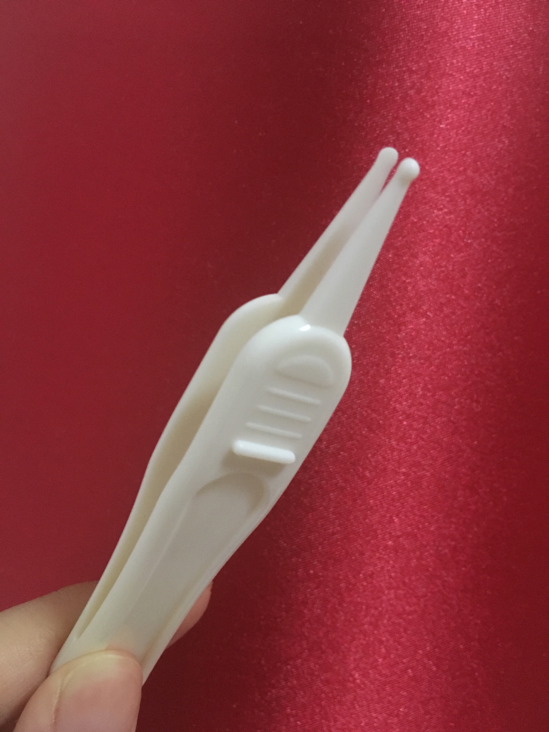 宝宝被鼻屎堵住,宝宝被鼻屎堵到鼻子有什么办法吗