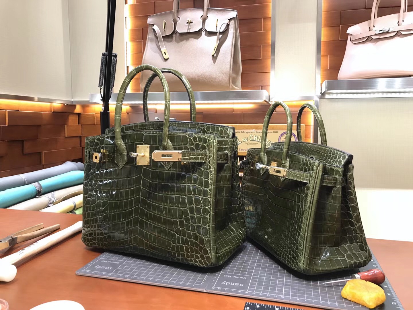 怎么看是不是真皮包,包包怎样看是真皮还是皮革