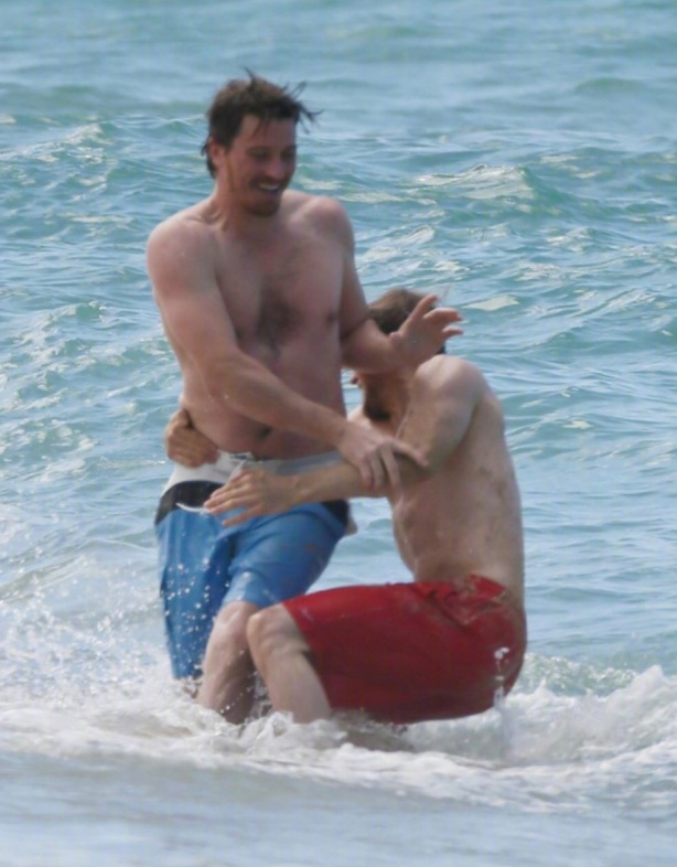 辣眼睛！大本、查理汉纳姆等海边嬉戏袒胸露乳上演男神肉体盛宴