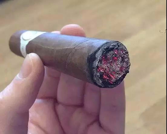 抽雪茄的动作怎么学,九分钟教你雪茄的正确抽法