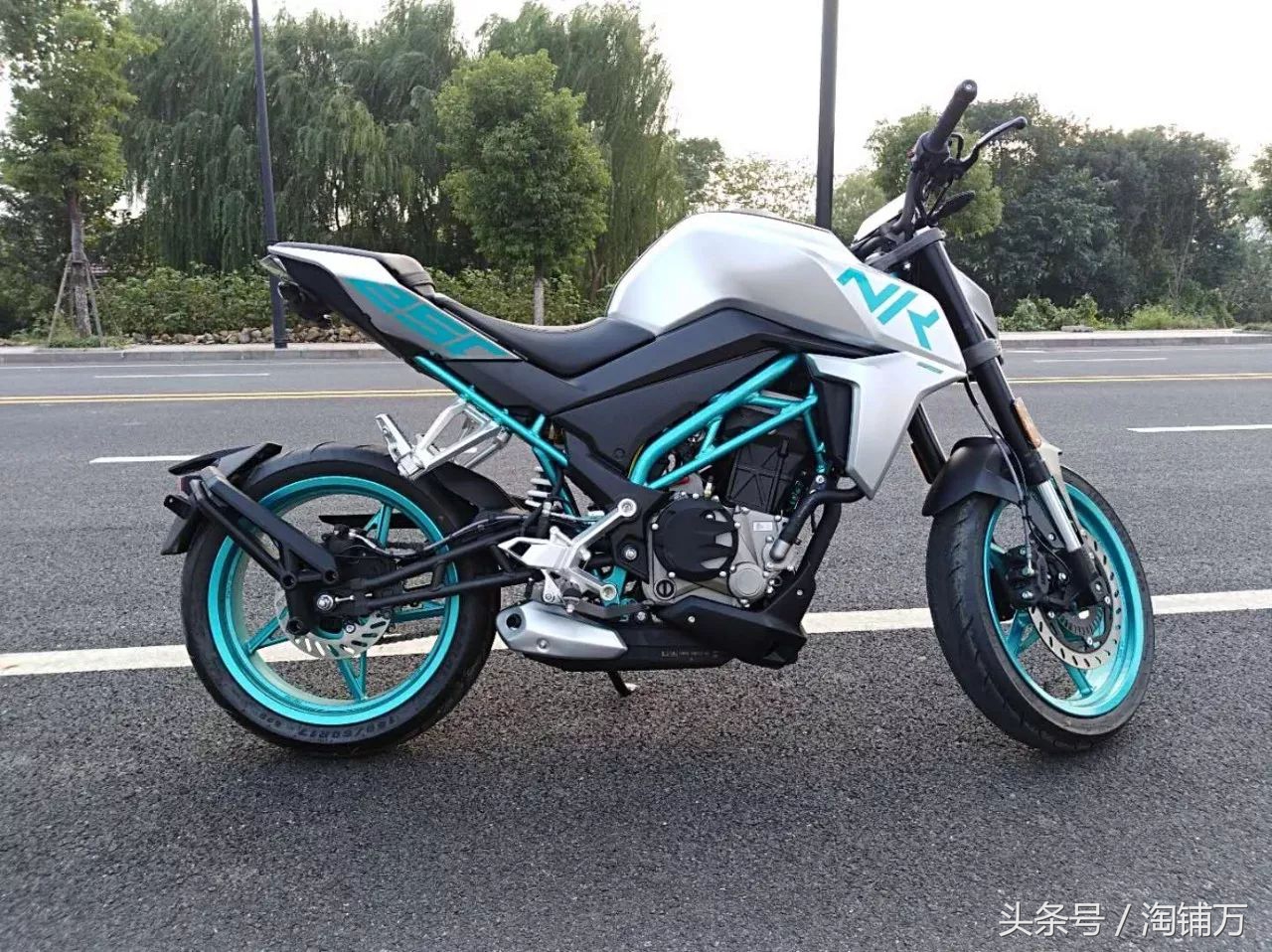春风250nk和豪爵dl250对比,最新款春风250和赛250哪个更好一点