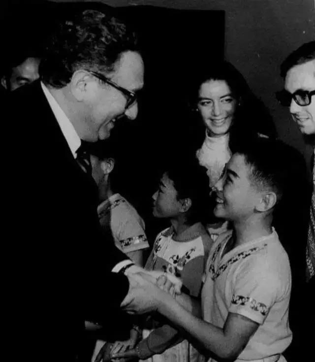 站着的霍金的照片,希拉里和霍金