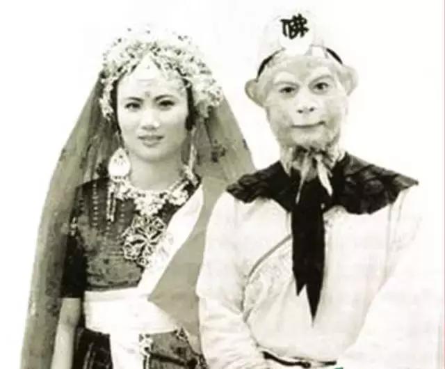 站着的霍金的照片,希拉里和霍金