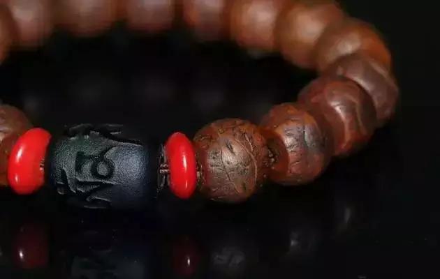 男士可以戴朱砂手串吗,男士右手戴手串的讲究