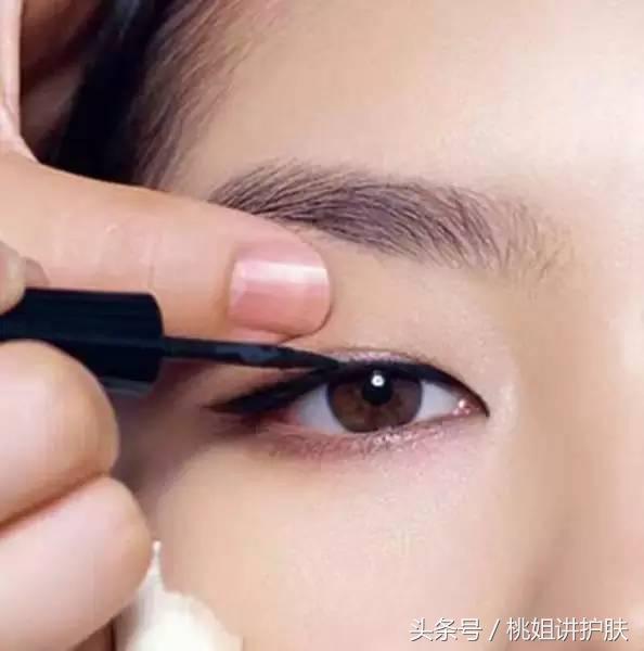 如何画美瞳线才能让眼睛有神,美瞳线尾巴怎么画若隐若现
