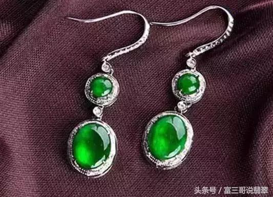 这种绿不叫帝王绿，这是翡翠中的薄水料、挖底货？