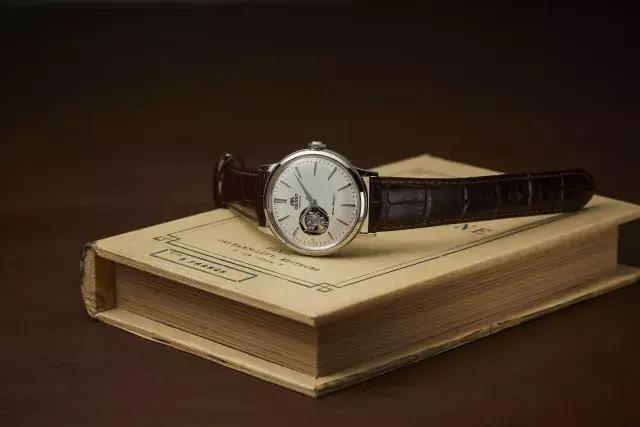 卡地亚皮表带扣不住了,卡地亚表带坏了