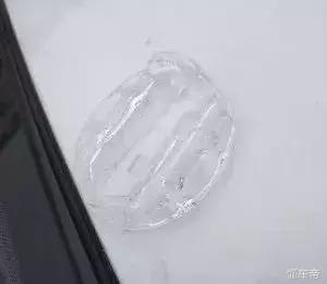 车主必看！车顶贴了这种东西，出了事你要负全责！