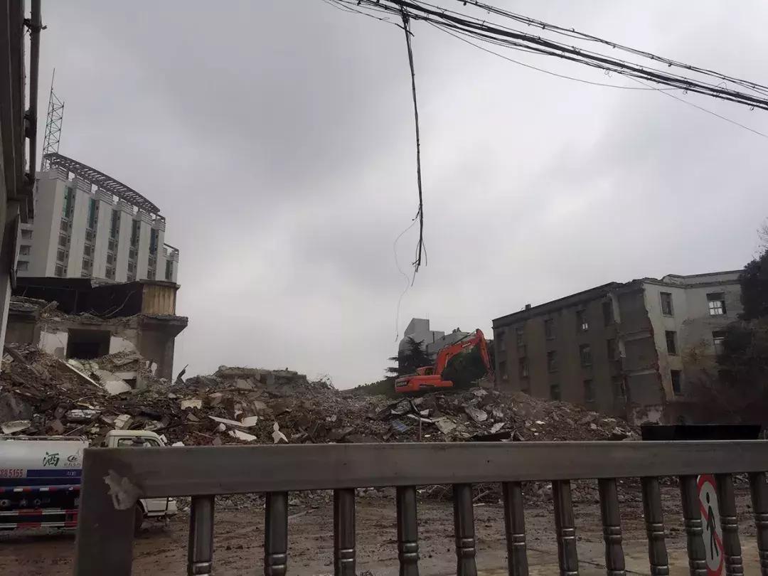 大厂江北人民医院老门诊楼被拆，太多回忆都在这老楼里了...