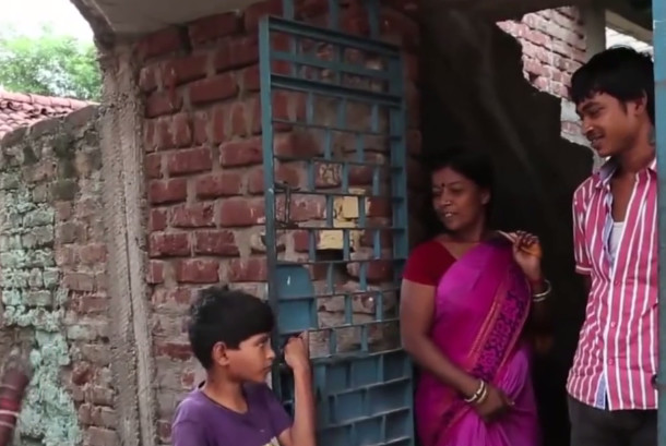 印度男子与流浪狗抢牛奶,印度男孩喝狗奶喝上瘾