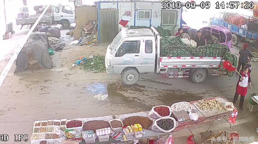 趁摊主睡觉偷菜民警蹲守一天擒获,大妈进货式偷菜警察被抓