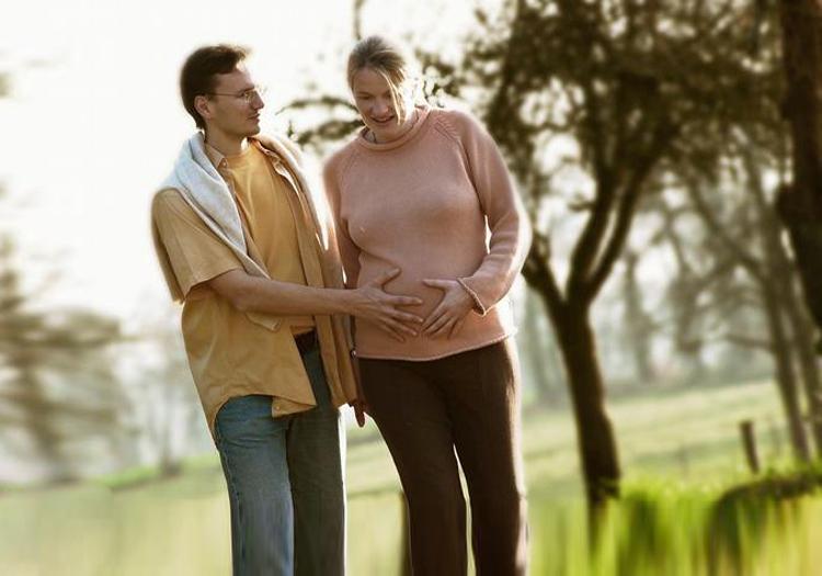 孕妇操和散步哪个有利于顺产,散步和爬楼梯哪个更有助于顺产