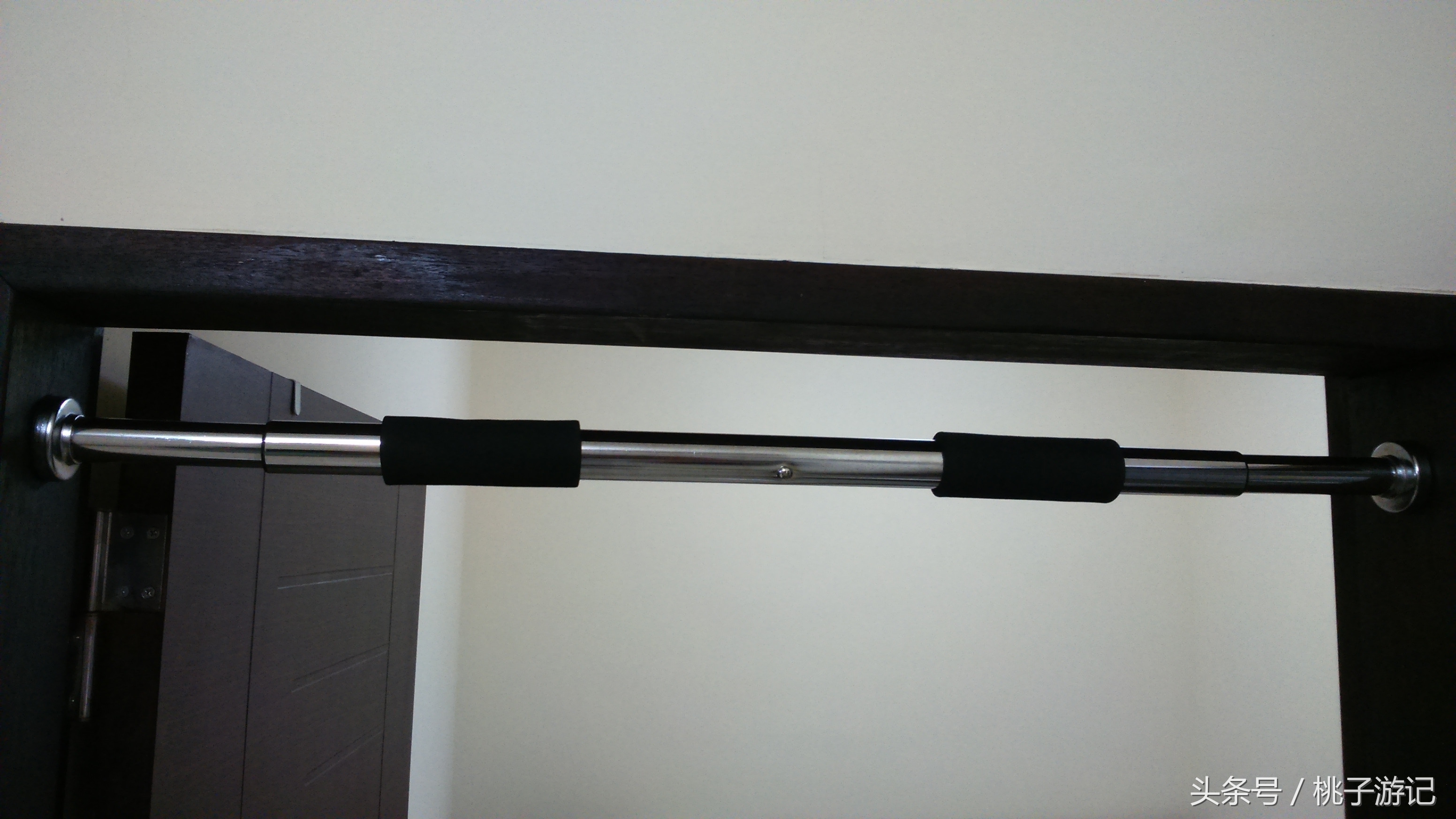 女孩子一个人住酒店反锁门,女生一个人住酒店有人敲门怎么办