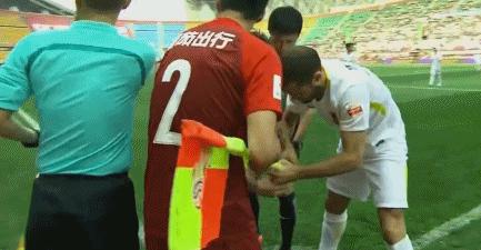 趣说中超：恒大门将最强背景帝，裁判一行为真赞，角旗杆躺枪