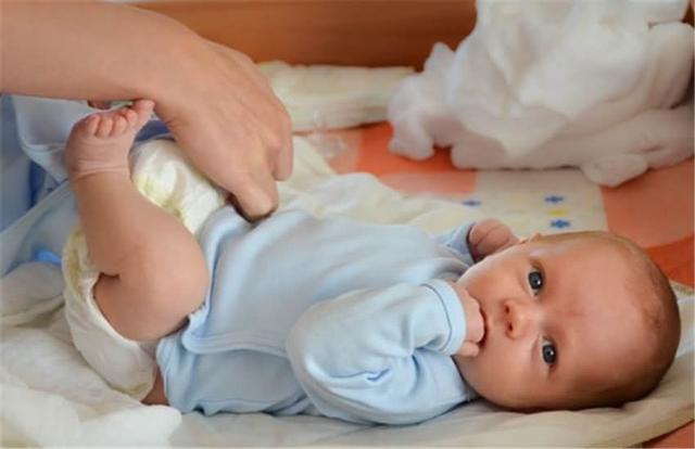 小婴儿这四个地方不要洗的太干净,宝宝这7个部位需要细心呵护