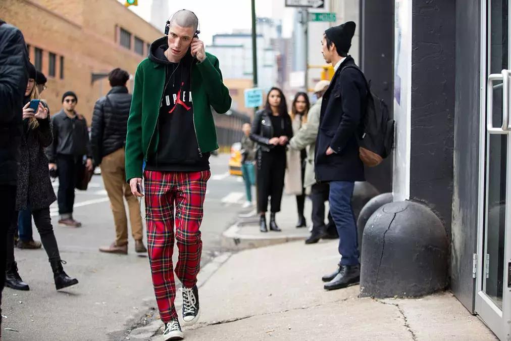 男士墨绿色帽衫怎么搭,不只有黑白色的男生穿搭