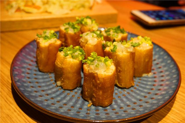 草帽盖出鲜滋味，春季吃鱼最当时——云中歌蒸汽石锅鱼吃起来！