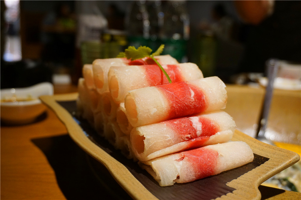 草帽盖出鲜滋味，春季吃鱼最当时——云中歌蒸汽石锅鱼吃起来！