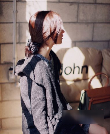 如何扎低马尾让头发变得蓬松,低马尾怎么扎蓬松又好看中短发