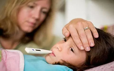 孩子烫伤后发低烧是怎么回事,烫伤三度怎么治疗