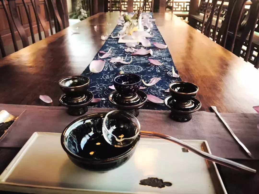 东阳有个慶蘭名宿,仿佛住进了博物馆,到处是珍藏级别的艺术品。